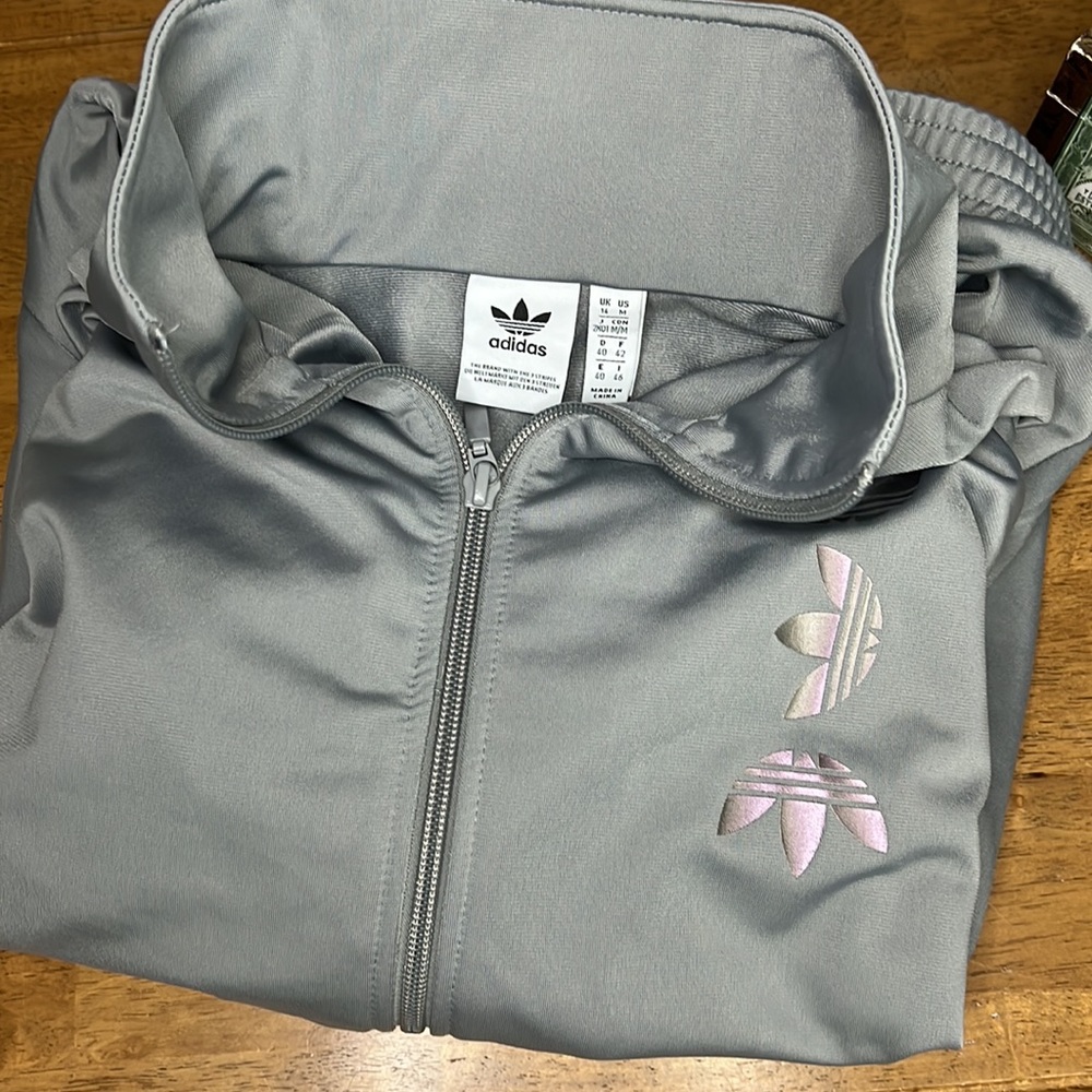 Adidas size M grey track jacket with iridescent logo/design - Picture 4 of 5